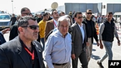 聯合國秘書長古特雷斯（中）2024年3月23日抵達拉法與加沙走廊邊界的埃及一側。