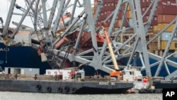 ໃນພາບຖ່າຍນີ້ ສະໜອງໂດຍ ກອງທັບບົກສະຫະລັດ ຝ່າຍໂຍທາ ຫຼື U.S. Army Corps of Engineers, ກຳລັງກຽມຕັດໂຄງເຫຼັກສ່ວນນຶ່ງຂອງຂົວ ເພື່ອຍົກຍ້າຍອອກ ຫົວກຳປັ່ນບັນທຸກ Dali, ໃນລະຫວ່າງ ການເຂົ້າໄປຊ່ວຍຮັບມື ກັບເຫດຂົວ Key ພັງລົງ,ໃນນະຄອນບໍລຕີມໍ ລັດແມຣີແລນ, ວັນທີ 7 ພຶດສະພາ 2024.