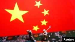 以中國國旗為背景的工人和半導體晶片圖芯片示。