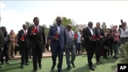 由多位非洲国家领导人组成的和平使团6月16日抵达基辅，随后非洲和平使团访问了基辅郊外的布查镇并向在战争中失去生命的平民纪念墓表示哀悼。