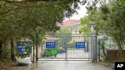 上海公共卫生临床中心的大院入口，中国科学家张永振在被赶出位于该中心的实验室后，曾在实验室门外静坐示威。（2024年4月30日）