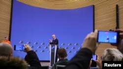 北约秘书长斯托尔滕贝格在北约布鲁塞尔总部召开的防长会议期间参加一次记者会。(2023年2月15日)