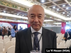 現居倫敦的世界維吾爾基督教聯盟首席執行官安華托帝・博格達(Enver Tohti Bughda)(美國之音特約記者李賢拍攝)。