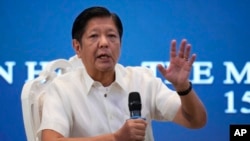 菲律賓總統小馬科斯（Ferdinand Marcos Jr）在馬尼拉舉行的菲律賓外國記者協會舉辦的論壇上演講。 （2024年4月15日）