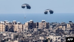 加沙走廊上空空投的人道救援物資。 (2024年3月26日）