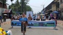 ນັກ​ທ່ອງ​ທ່ຽວ​ຕ່າງ​ຊາດ ປະ​ທັບ​ໃຈ ແລະ ມ່ວນ​ຊື່ນ​ກັບ​ການ​ສະ​ຫຼອງ​ບຸນ​ປີ​ໃໝ່​ຢູ່​ນະ​ຄອນ ຫຼວງ​ພະ​ບາງ