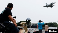 台湾民众在新竹空军基地附近观看台湾空军幻影2000-5型战机起降。（2024年5月23日）