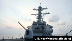 ກຳ​ປັ່ນ​ພິ​ຄາດ​ຕິດ​ລູກ​ສອນ​ໄຟ​ນຳ​ວິ​ຖີ USS Milius (DDG-69) ຖືກ​ສົ່ງ​ໄປ​ປະ​ຕິ​ບັດ​ງານ ໃຕ້​ພື້ນ​ທະ​ເລ ຢູ່​ໃນ​ເຂດ​ທີ່​ບໍ່​ມີ​ການ​ເປີດ​ເຜີຍ​ແຫ່ງ​ນຶ່ງ ຂອງ​ທະ​ເລ​ຈີນ​ໃຕ້ ໃນ​ຮູບ​ທີ່​ນຳ​ອອກ​ເຜີຍ​ແຜ່ ເມື່ອ​ວັນ​ທີ 10 ເມ​ສາ 2023. (U.S. Navy/Handout via Reuters)