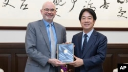 在这张台湾总统府发布的照片中，台湾总统赖清德与美国在台协会(AIT)台北办事处新任处长谷立言(Raymond F. Greene)合影。（2024年7月10日）