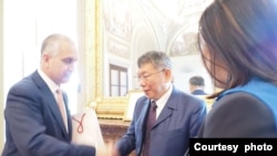 台灣民眾黨主席柯文哲拜會國會台灣連線共和黨共同主席馬里奧·迪亞茲-巴拉特。(2023年4月19日，柯文哲辦公室提供）