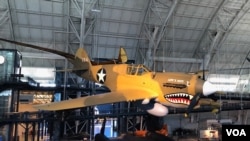 位於首都華盛頓城外杜勒斯國際機場附近的美國航空航天博物館史蒂文·烏德沃爾-哈齊中心所展示的一架機首塗有鯊魚齒的P-40戰鬥機。(2022年5月31日)