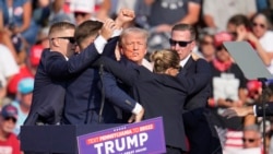 ທ່ານ ທຣຳ ຖືກຟ້າວພາລົງເວທີ ຫຼັງຈາກມີການຍິງປືນ ໃນລະຫວ່າງການຊຸມນຸມຫາສຽງ