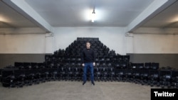 烏克蘭負責創新、教育、科學和技術發展的副總理兼數字化轉型部長米哈伊洛·費多羅夫(Mykhailo Fedorov)今年3月在X(前推特）公布的這張照片上，身後為堆放成一座小山般的大疆無人機。