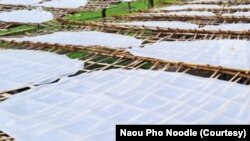 ຂັ້ນຕອນໃນການຕາກແຜ່ນ ກ່ອນເອົາມາຕັດເປັນເສັ້ນເຝີ, ບ້ານນາອູ່, ແຂວງຊຽງຂວາງ. (ພາກຈາກເຟສ໌ບຸກ ເຝີນາອູ່ ຊຽງຂວາງ)