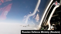 俄羅斯國防部發布的視頻圖像顯示，俄軍圖-160戰略轟炸機在巴倫支海和挪威海的中立水域不明地點上空飛行了13個多小時。（2023年2月14日）