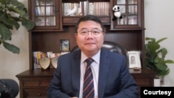 位于美国的时评人王剑