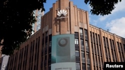 上海華為專賣店外的新手機Mate 60系列廣告。（路透社2023年9月8日）