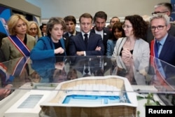 法國總統馬克龍與巴黎奧委會成員參觀巴黎附近為2024巴黎奧運新建的水上運動中心。 （2024年4月4日）