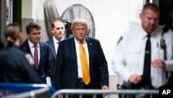 ອະດີດປະທານາທິບໍດີ ດໍໂນລ ທຣຳ ເດີນທາງມາຮອດ ສານອາຍານະຄອນແມນແຮັດຕັນ ໃນລັດນິວຢອກ, ວັນທີ 29 ພຶດສະພາ 2024.