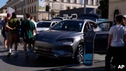 德国慕尼黑举行的IAA汽车展上参观者观看中国电动车比亚迪的Seal U车型。(2023年9月8日)