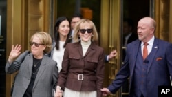 資料照片：卡羅爾(中)走出走出曼哈頓聯邦法院。(2023年5月9日)