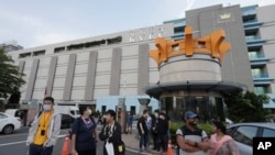 台灣苗栗縣京元電子廠的工人下班後離開廠區。 （2024年5月9日）