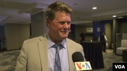 前美國國防部印太安全事務助理部長薛瑞福在舊金山參加歡迎台灣副總統賴清德僑宴後接受美國之音採訪。(2023年8月16日, 美國之音寧路拍攝)