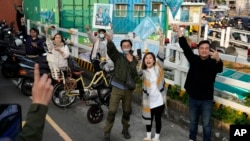 台灣民眾黨總統候選人柯文哲在新北市掃街拜票時，他的支持者向他歡呼。（2024年1月10日）