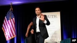 美國共和黨總統候選人競逐者拉馬斯瓦米（Vivek Ramaswamy）在密西根州舉行的集會上講話。 （2023年8月14日）