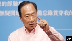 台灣鴻海集團創辦人郭台銘在台北舉行的新書發佈會上講話 （2023年8月8日）