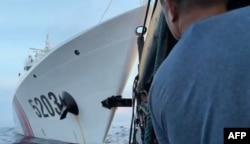 菲律賓海警隊影片顯示中國一艘海警船2023年10月22日在南中國海與一艘菲律賓補給船相撞的一刻。