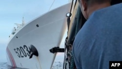 ພາບທີ່ຖ່າຍຈາກວີດີໂອ ແລະໄດ້ຮັບການເຜີຍແຜ່ໃນວັນທີ 22 ຕຸລາ 2023, ສະແດງໃຫ້ເຫັນການປະທະກັນລະຫວ່າງກໍາປັ່ນຍາມຝັ່ງຂອງຈີນ (ຊ້າຍ) ເຮືອສະໜອງວັດສະດຸເພີ້ມເຕີມຂອງ ຟີລິບປິນ (ຂວາ) ໃນລະຫວ່າງພາລະກິດຂົນສົ່ງອຸປະກອນ ໃກ້ກັບຫາດໂທມັສທີສອງ. (AFP/Armed Forces of the Philippines)