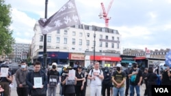 大約50人在英國倫敦的國王十字火車站（King’s Cross Station）外集會，紀念香港2019年元朗721襲擊事件五周年。（美國之音/鄭樂捷）