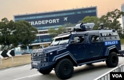 3月3日北京人大政协两会开幕前夕，香港国际机场一带有警方装甲车反恐巡逻 (美国之音/汤惠芸)