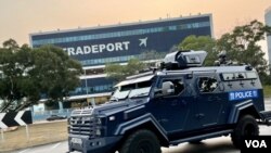 3月3日北京人大政協兩會開幕前夕，香港國際機場一帶有警方裝甲車反恐巡邏。(美國之音湯惠芸)