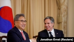 美國國務卿布林肯(右)和南韓外長樸振。