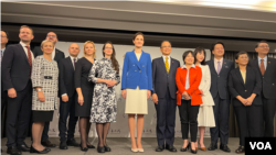 立陶宛議會議長希爾利特(中)率領代表團訪台四天，她與台灣立法院成員10月23日於台北召開記者會(美國之音/林乃絹)