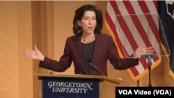 2023年2月23日，美国商务部长雷蒙多在乔治城大学阐述拜登政府实施《芯片与科学法》的计划。（视频截图）