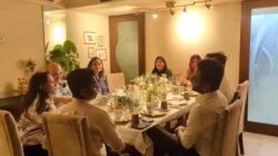 孟买“麻辣屋”普拉奇·古普塔和萨洛尼·古普塔姐妹俩招待顾客 (1)