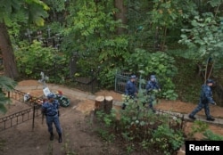 俄罗斯安保人员在圣彼得堡普里戈津的墓地附近站岗。（2023年8月29日）