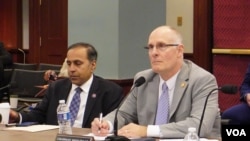 资料照片：2024年5月23日，众议院中共问题特设委员会主席穆勒纳尔与该特设委员会首席民主党成员克里希纳莫蒂参加有关香港问题的圆桌讨论会。（美国之音记者李逸华拍摄）