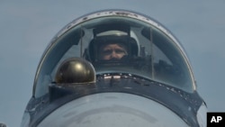 资料照：乌克兰空军一名飞行员准备驾驶米格-29战机飞往东部战区执行任务。（2023年8月2日）