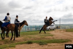 2023年8月5日蒙古烏蘭巴托蒙古牧馬人站在丹石那達慕賽馬的終點線