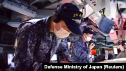 日本海上自衛隊成員在愛宕級神盾導彈護衛艦愛宕號上參加美日韓聯合軍演。（2023年2月22日）