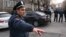 Сотрудники правоохранительных органов Армении стоят у здания полицейского участка 