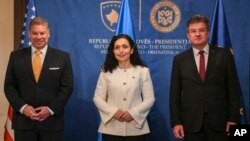 科索沃总统奥斯曼尼（中）会见美国西巴尔干地区特使埃斯科巴尔和欧盟特使拉贾克。（2023年6月6日）