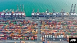 中国广东深圳港的集装箱和吊车 （2022年12月25日）