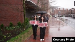 資料照片：中國駐美大使謝鋒2024年4月20日在哈佛大學肯尼迪政府學院演講時，數次被該校的學生活動人士抗議打斷，圖中左邊是呼喊抗議口號的台裔學生吳亭樺，右邊為抗議學生藏人學生次仁央金。(照片由Students for a Free Tibet提供）