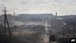 乌克兰一辆警车正在巴赫穆特附近的一条高速公路上撤离平民。（2023年3月4日）