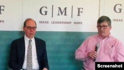 美国国务院主管中国和台湾事务的副助理国务卿蓝墨客(Mark Baxter Lambert)（右）2024年4月29日在美国德国马歇尔基金会发表讲话（画面来源：美国德国马歇尔基金会视频截图）